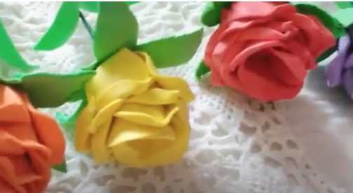 rosas de colores de goma eva con rabo y hojas