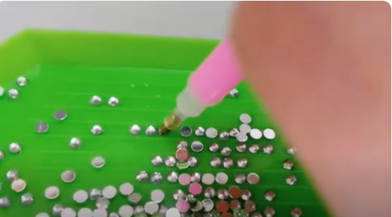 diamantes organizados en una pequeña bandeja