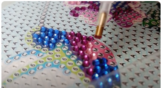 se colocan diamantes sobre el posavasos creando un colibrí