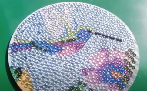 posavasos con colibri en punto de diamante