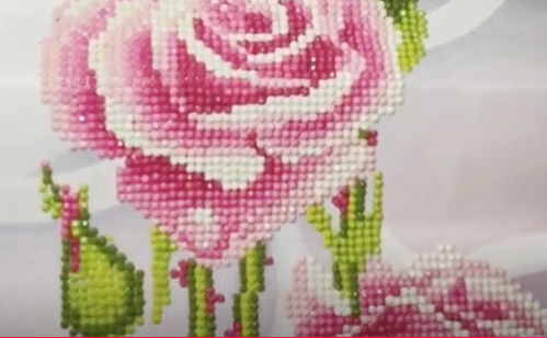 cuadro de rosas hecho con punto diamante