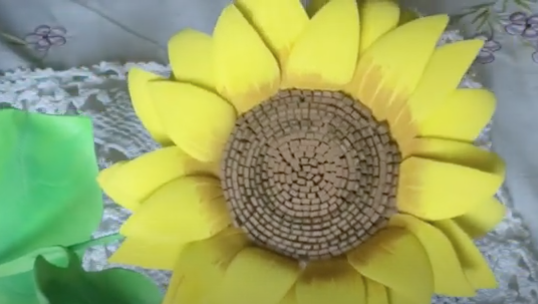 detalle de girasol hecho con goma eva