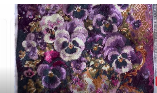 cuadro de pensamientos en punto de cruz en tonos lilas