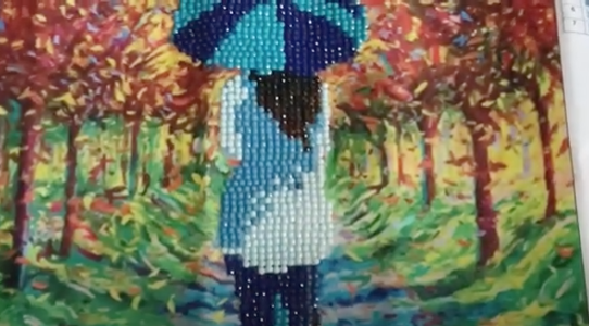 cuadro de una chica de espaldas con paraguas y fondo de bosque de otoño en diamond painting