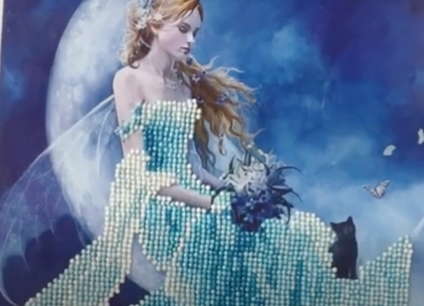 chica con vestido azul sentada en la luna hecha en diamond painting