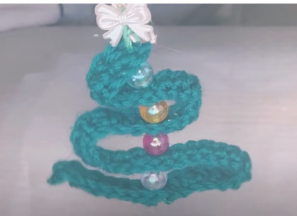arbol de navidad verde en crochet adornado con perlas de colores