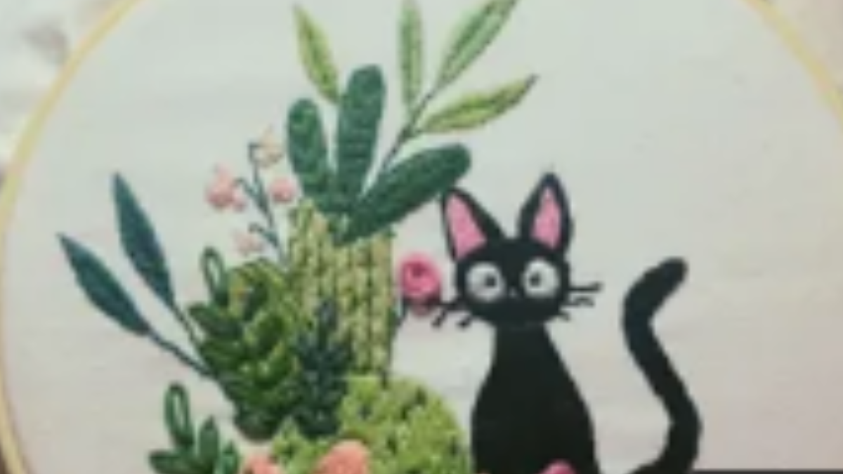 🐾Bordar un Gatito Negro Estilo Ghibli con Flores