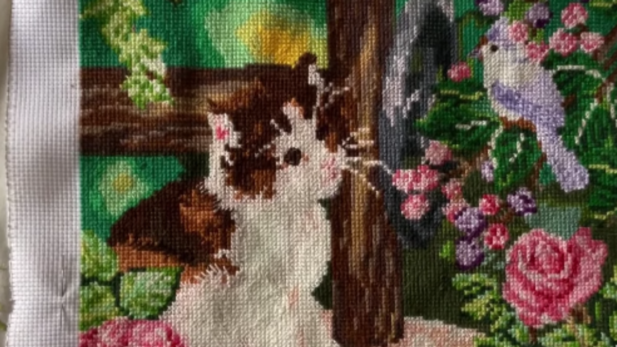🐾 Bordar magia: Cuadro de Punto de Cruz con flores, un Pajaro y un gatito
