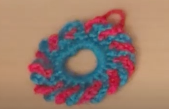 corona de crochet verde y roja