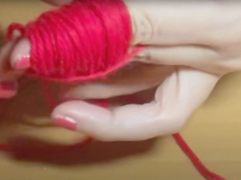 hacer pompon rojo con los dedos