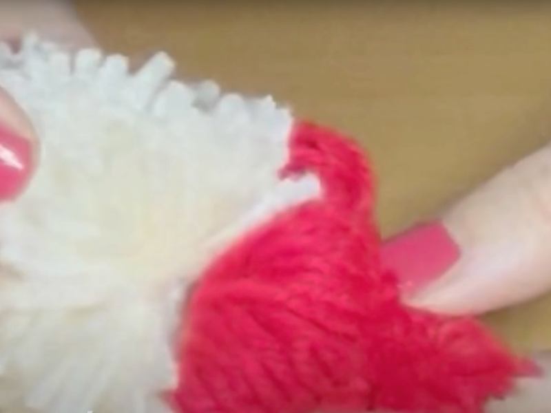 se pega la cabeza al gorrito