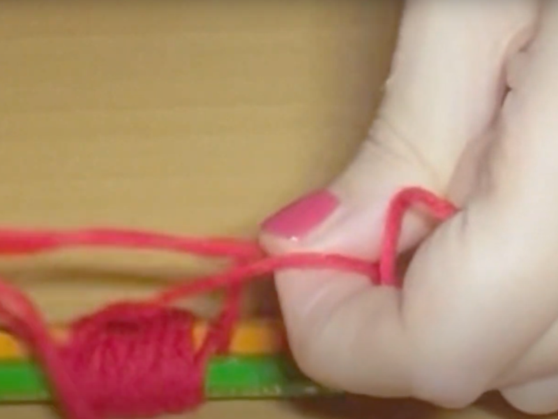 se usan unos lápices para los pompones de los pies