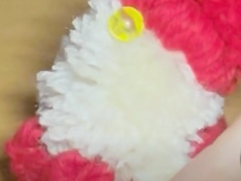 se pone una perla amarilla como nariz