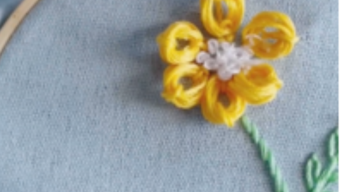 Mágica flor bordada en relieve que te enamorará