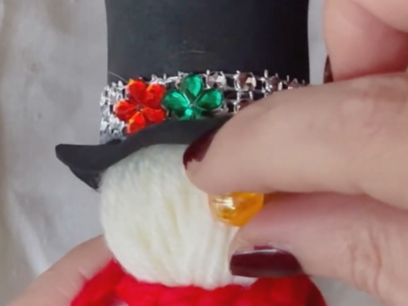 se coloca la nariz al muñeco de nieve