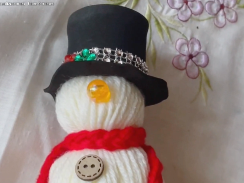 detalle del muñeco de nieve de lana