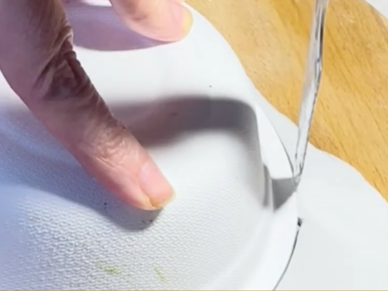 se recorta la arcilla en circulo