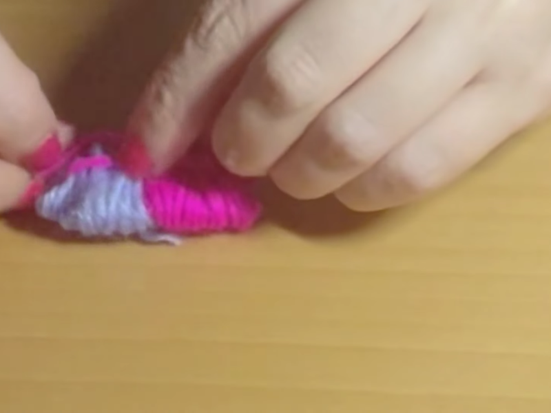 se ata el pompón doble por el centro