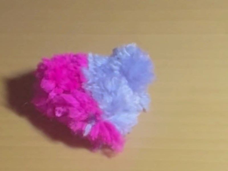 pompón en forma de corazón rosa y violeta