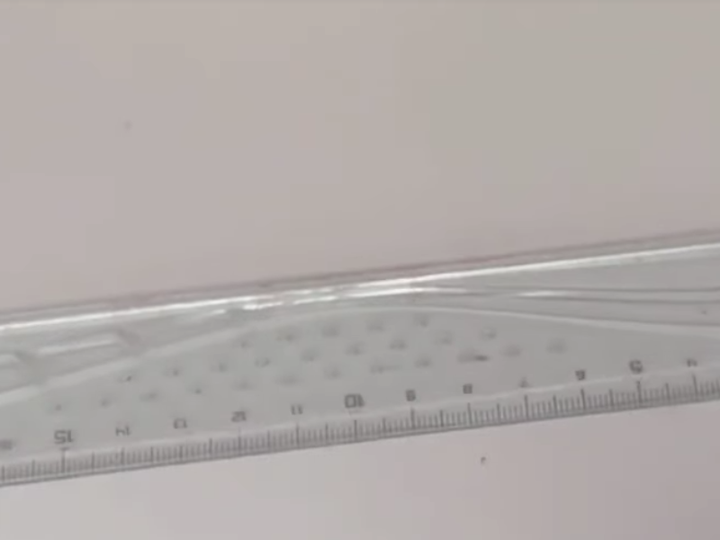 se miden 20 cm de hilo