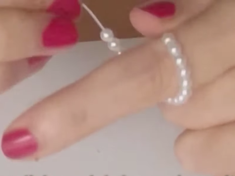 se mide el anillo con el dedo