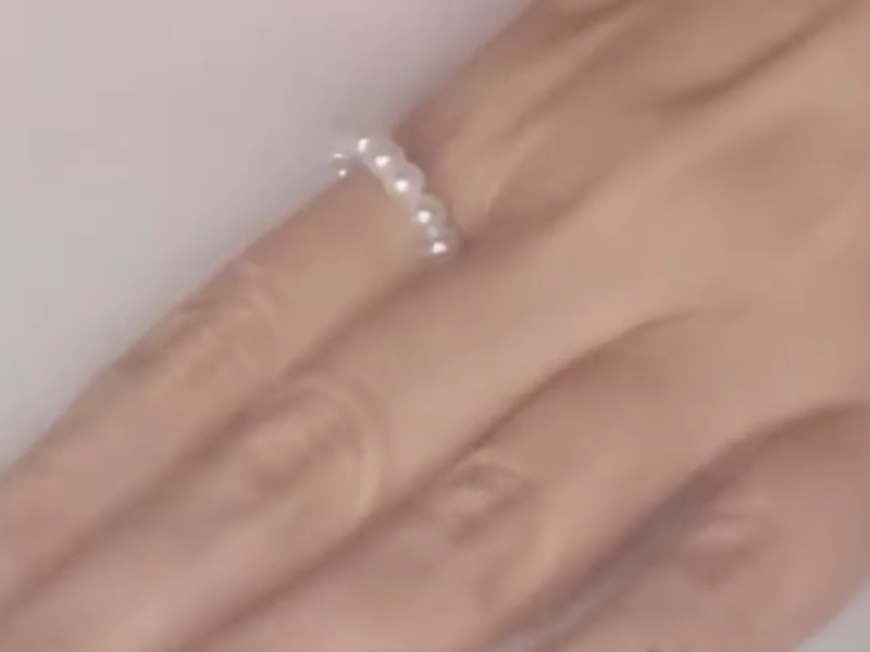 anillo de perlas en dedo índice