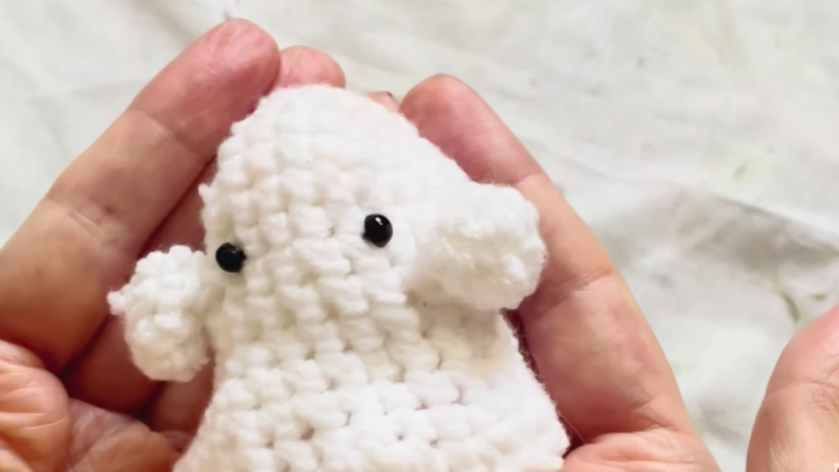 Fantasma a crochet adorable y fácil de hacer: dale vida a tu hilo con este amigurumi encantador.