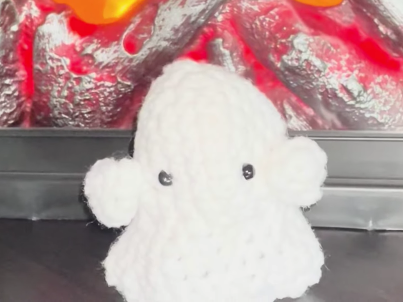 fantasma a crochet con chimenea al fondo