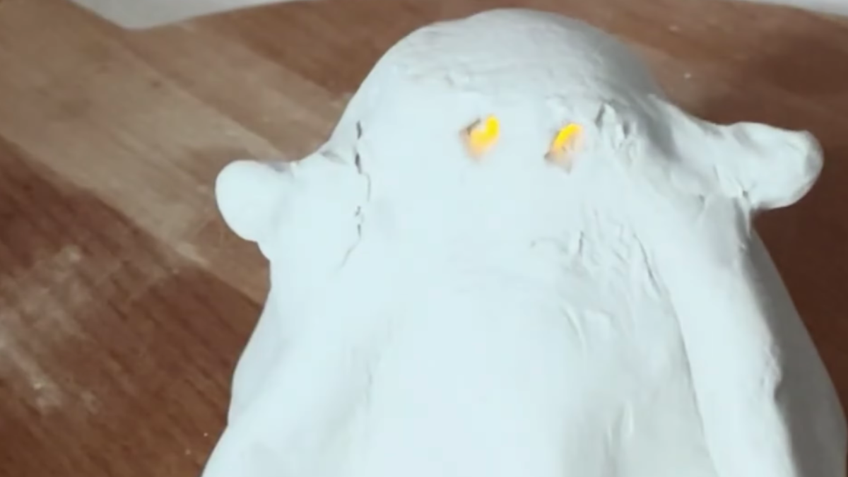 fantasma de arcilla con luz dentro