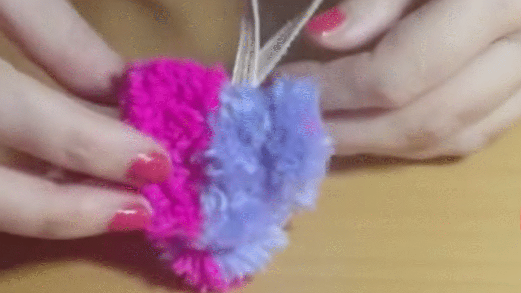 pompón en forma de corazón rosa y violeta