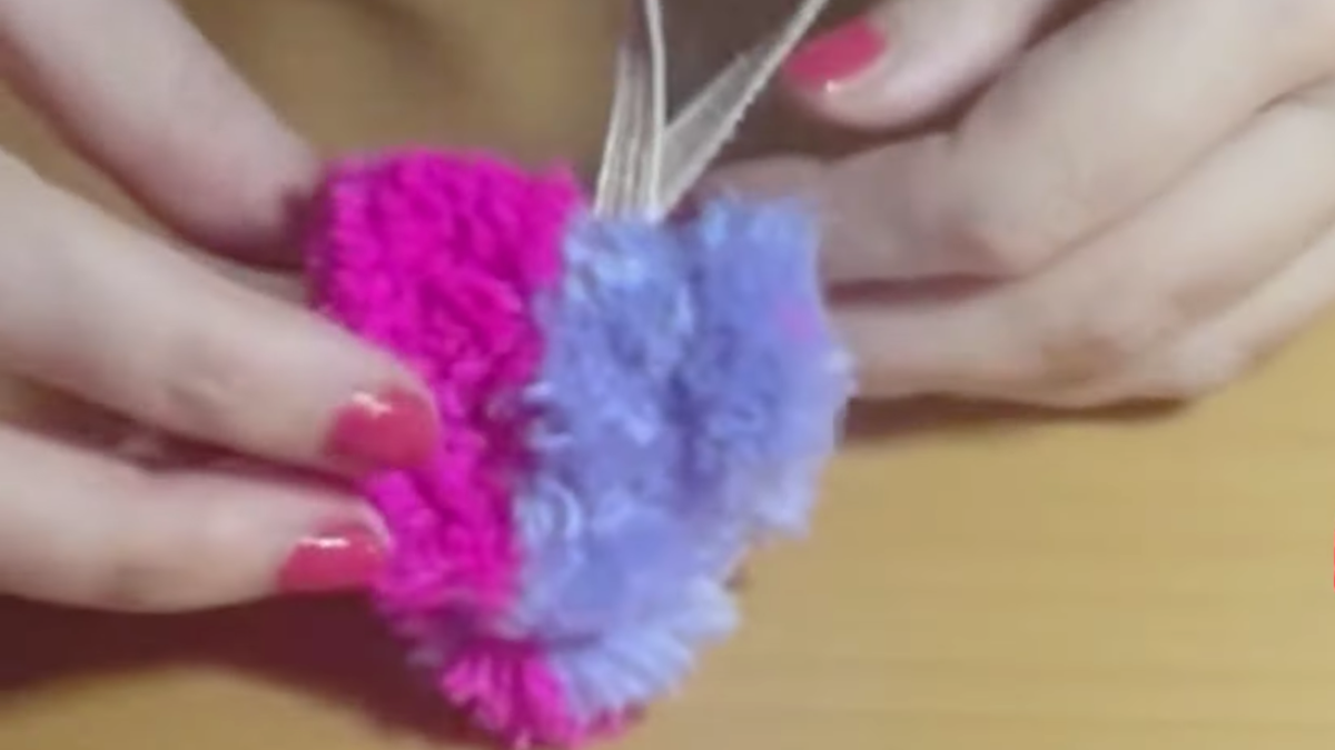 Pompón en forma de corazón Bicolor. crea ternura y color con tus propias manos.