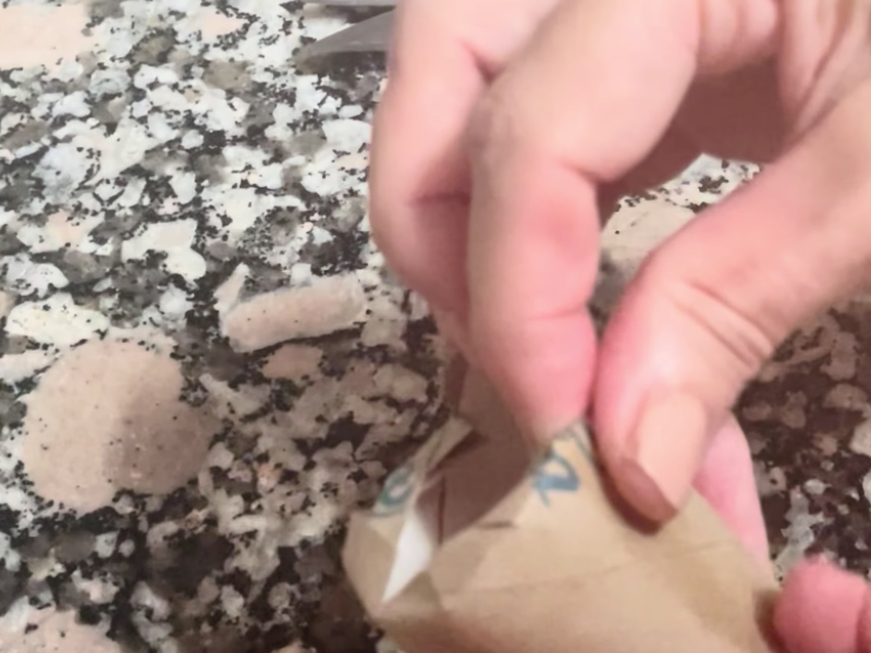 haz pequeños cortes en ambos lados del cartón y dóblalos hacia dentro