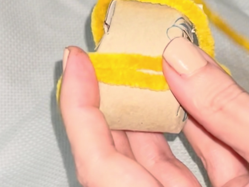 rodea el cartón con la lana que hayas elegido