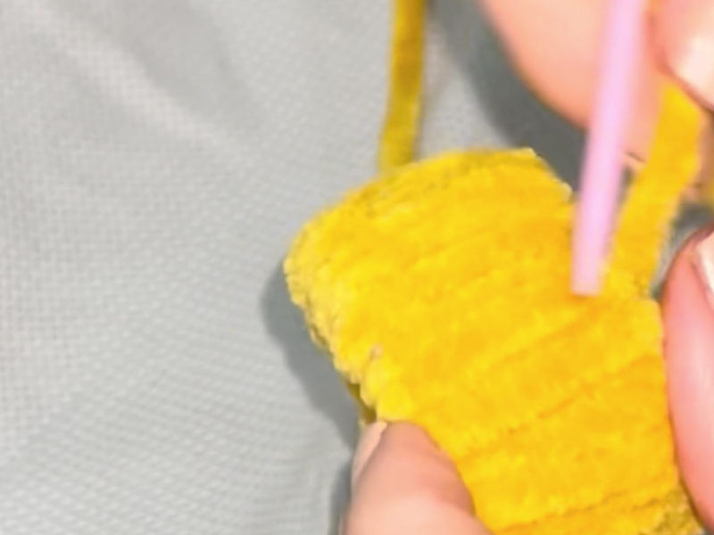 puedes ayudarte con una aguja