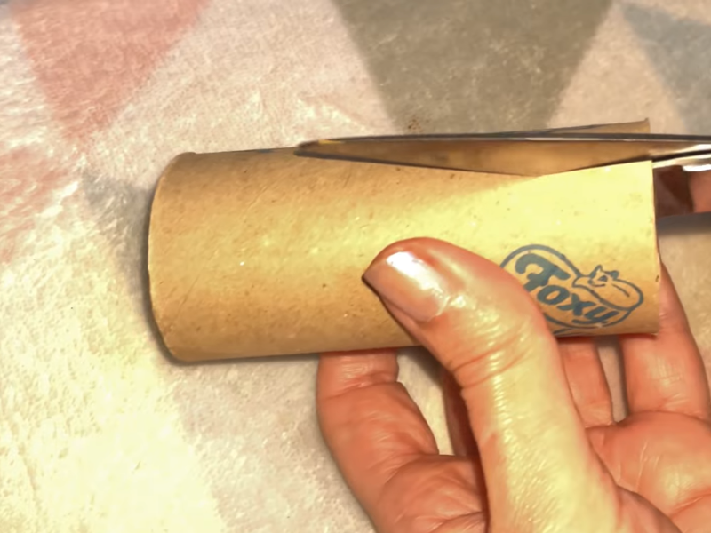 corta el rollo de cartón a lo largo