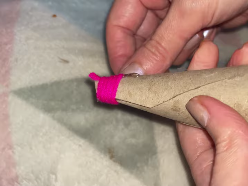 enrolla lana alrededor del cono