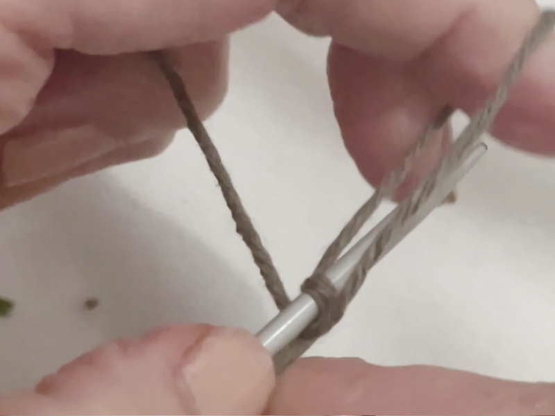 cierra el bucle sobre la aguja