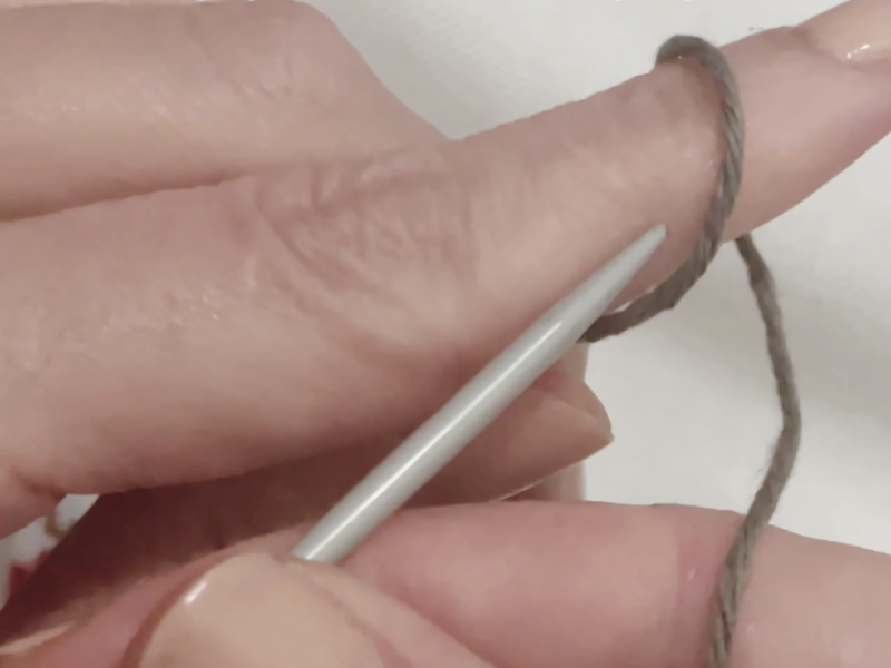 crea un bucle y pasa la aguja por dentro